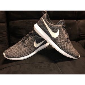 Men's Nike Flyknit Roshe 11.5